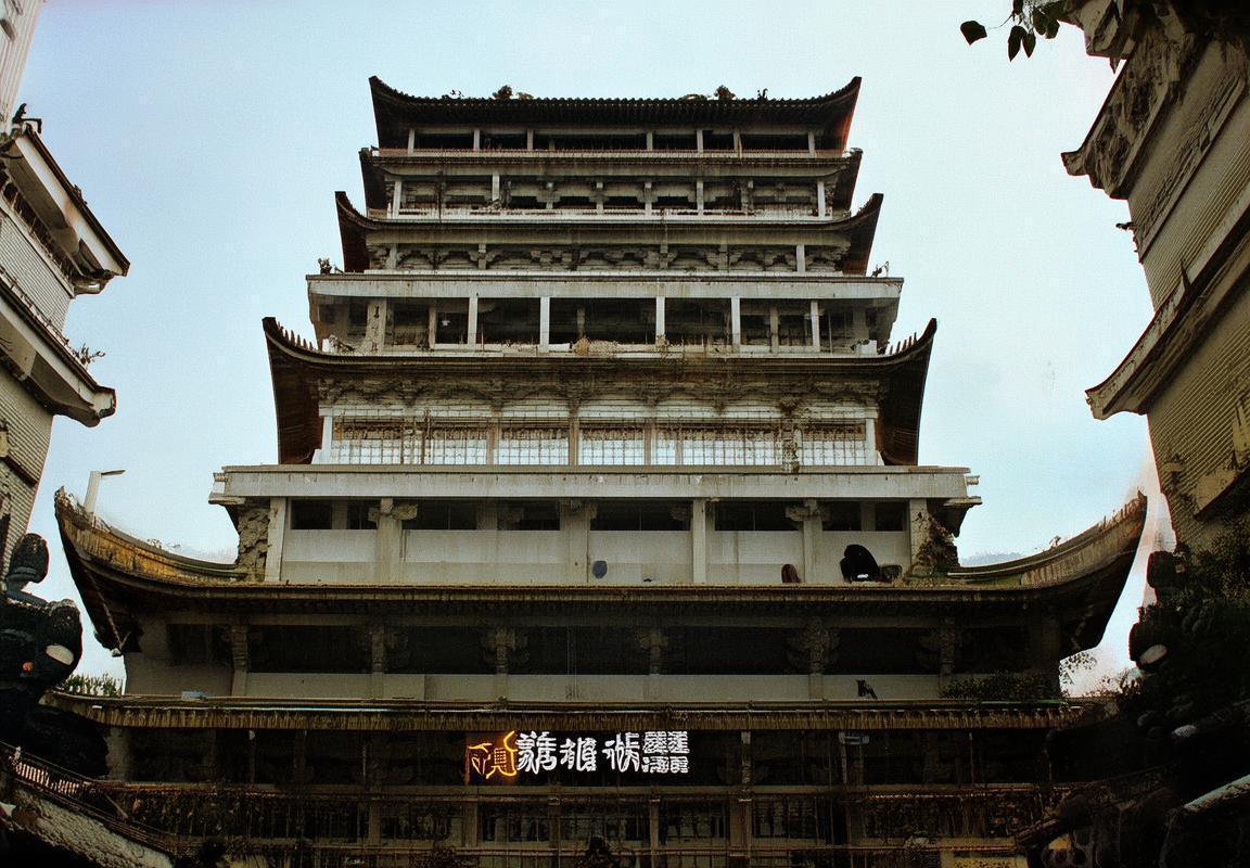 英超联赛球衣设计理念对比：曼联第三套球衣传统与现代交融 vs 曼城第三套球衣前卫创新